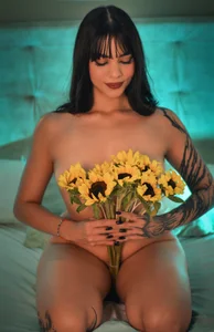 help me reach 500 likes 💛✨ de Luluwonderr  2 photos