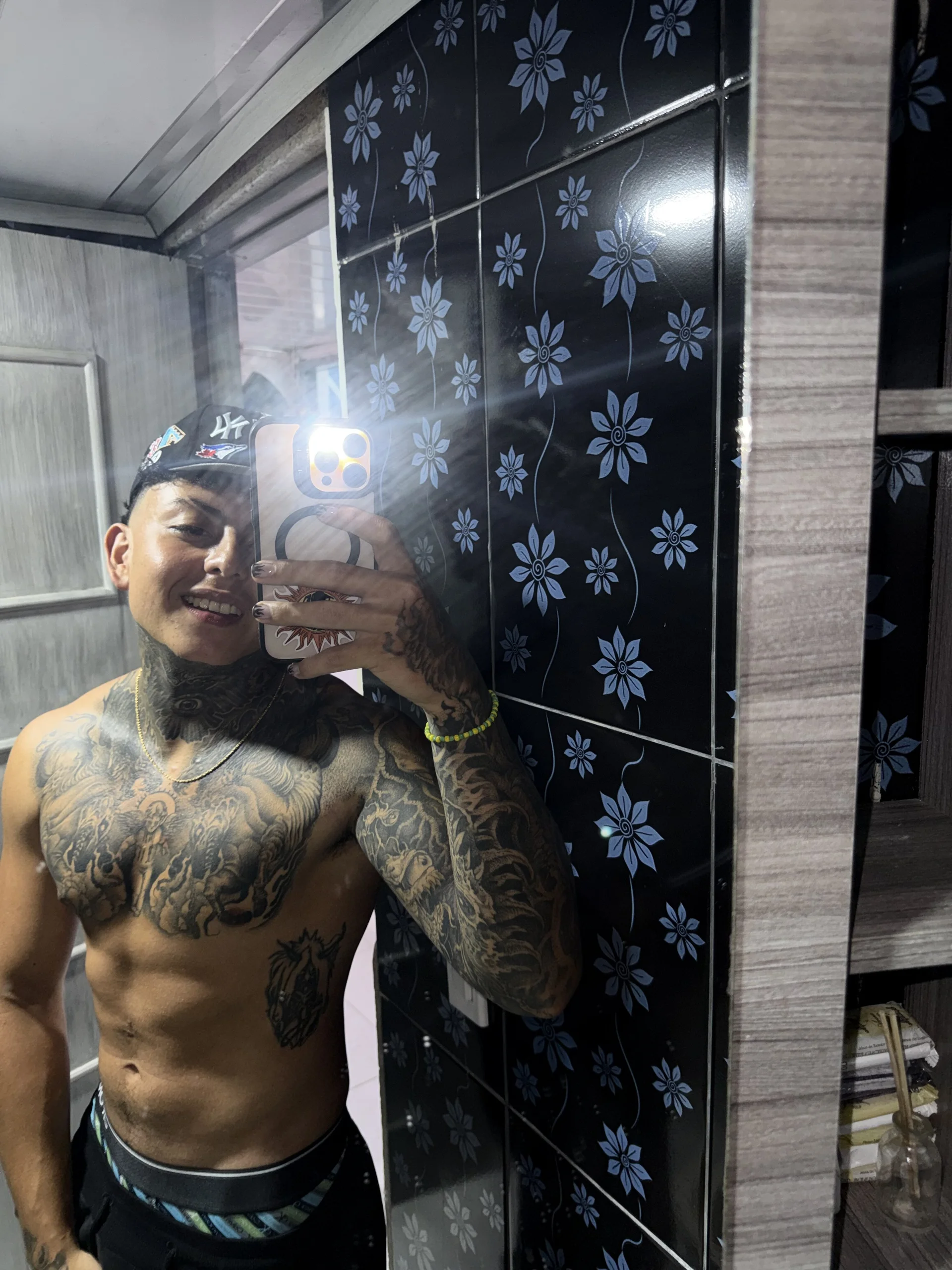 KevinSanchez420 Public - {count, plural, one {תמונה אחת} two {שתי תמונות} many {# תמונות} other {# תמונות}}
