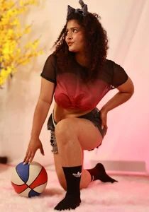 Izzy_lux Come and help me score a basket. Billede 3