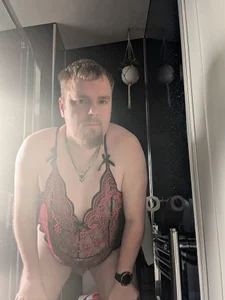 Sissy_roxxi Me in my sexy black and red bodysuit Poză 6