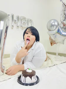 LeahMillerr: My birthday 🥳🌸🎁 ( 3 фото)