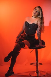 Lissmoonx_ A little darkness makes me even more irresistible. 🖤 Bilde 2