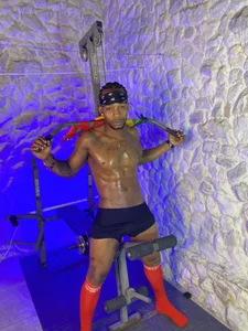 RicoBrown777_ We exercise together? Hình