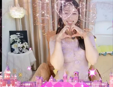 被哥哥们暖到了，悄悄记在小本本上 ❤️ de Joyi168 Foto 7