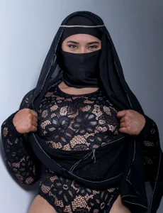 Between lace and looks, he provoked you. 👀💋 de Daksha_a Foto