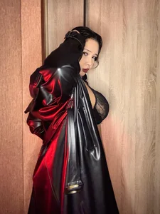 what’s under coat? de adellene  Imagens