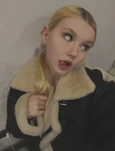 AnnyBany Public5 Pic 2