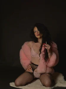 SexyNixy My cigarette isnt`t the only thing that`s burning.. Foto 8