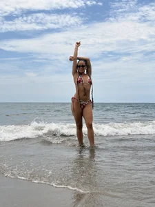 Varenka at the beach 🌊☀️🏖️ de varenkaivanova_22  6 Imagens