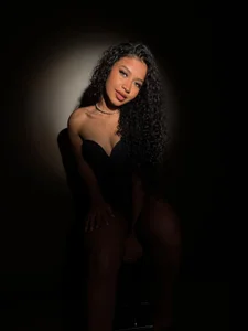 SophieHouston_ Velvet Glance Pic