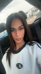 TheHugeCockBella Natural and bare face look! Pic 2