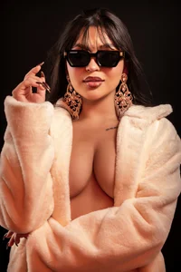 Samantha_Hans Public Pic 3