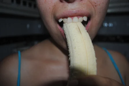 NikkieMilky I love to eat bananas টি ছবি