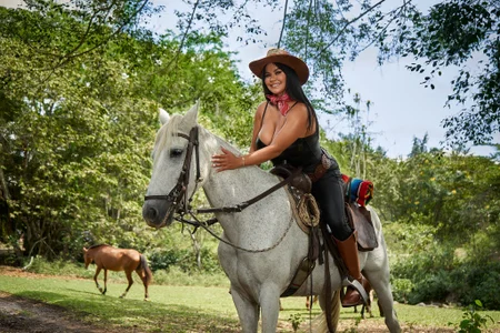 Margaret_Saunders 🤠Cowgirl birthday: ride my curves. 🤠🍰 Immagine  4