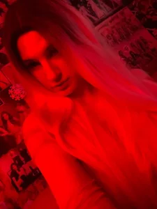 EarthaCwik Red lights suits me:) Bilde 3
