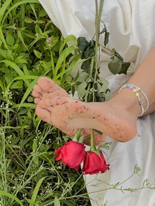 fetish_foot_ take a rose 🌹🩷 Pic