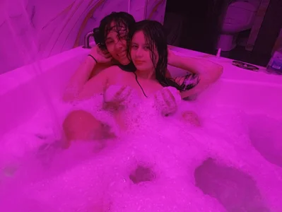 Emy_and_Jenni Public slika 3