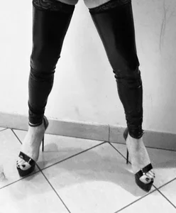 Nina-Holly Public Immagine  3