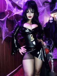 Elvira reigns in the shadows, and tonight the darkness has its owner 🔮🎃🦇💀🕯️ od Belladonna_trix  7 snímek
