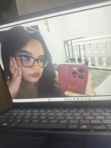 Emily_Taylor2: Do you like my new computer? ( фото)