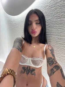 PeytonReeds Sexy casual Pic 4