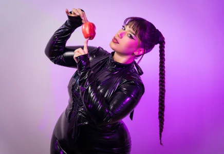 MillyHotsoonyou want to be the apple? (latex) Bild 6