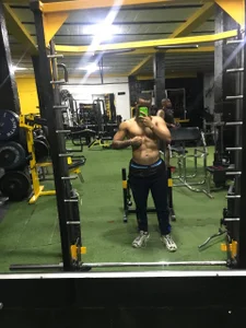 Rafa190pc Moreno musculoso de gym Pic 2