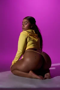 YariRose LATINA GRIL 💛 Foto 5