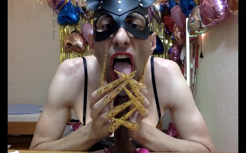 HandsomeAlfie Slutty pussy wants a big dick🍌 Pic