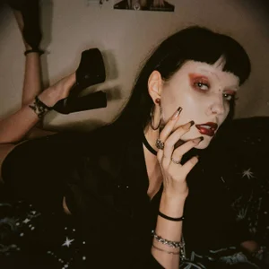 A dark and alluring vibe de Alluring_Silk  8 Imagens