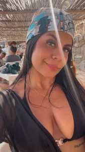 beach breeze and sand🍷❤️ de antonella_lee_x  2 photos
