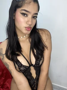 charlotte_9999 Does the black color look good on me? Bilde 6