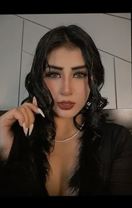 fiorella_paris I feel like my black color stands out with my soul 🍷 Εικόνα