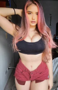 Leah_Prada_ Public Pic