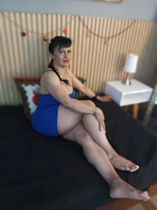 clara_heat Blue looks good on me… but your attention looks better 💙😉 Bilde