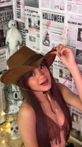 Cherry_Vixen_のCowgirl🐎🎃の 3枚の写真