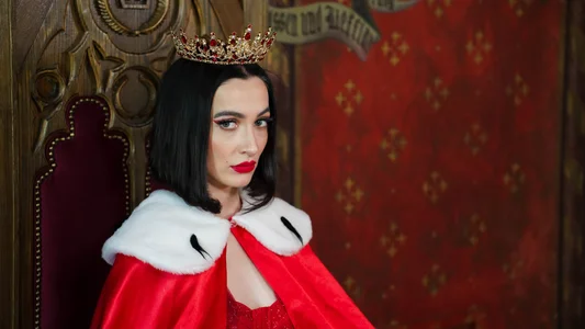 MarieKarma royal look Pic 8