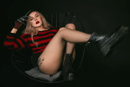 LianaFord Spooky but sexy curves Poză 7