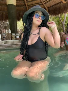 linda_sofi__のI really want to rub my pussy in this pool and for them to see 😨の 2枚の写真