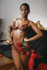 AdharaBrown Adhara Brown Poză 5