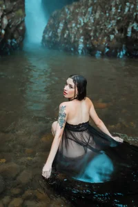 CamileHolmes sexy in the water Pic