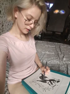 Smartemilia I'm just drawing Billede