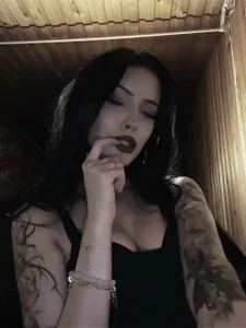 A dark and alluring vibe de Alluring_Silk  4 Imagens