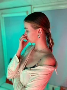 RochelCozzi Cold neon, warm silence Pic 2