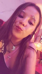 Danna-Rousewith red hehe图片 2