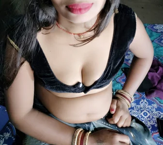 Hot_bhabhi300 Public Pic 5