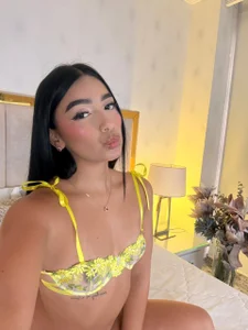 MeganCruzGB Yellow and a good smile 🔥🌻 Foto