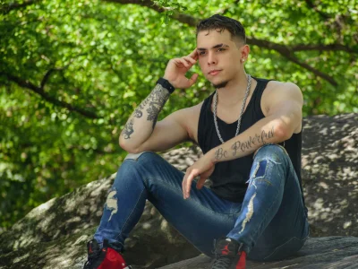 Liam_walk_ Outside รูป  4