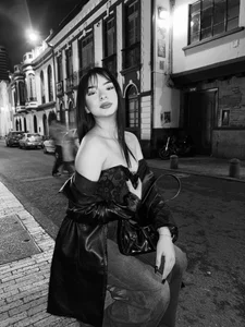 LARIISSAEVANS: Public ( 3 фото)