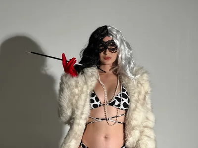 LynaFrost: Halloween just got a little more dangerous😈...Cruella is already here🖤🔥🎃 ( 2 фото)